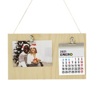 Colgador de madera con foto de 10x15 y faldilla de calendario